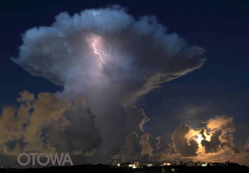 第21回 雷写真コンテスト受賞作品 佳作 -名月を隠して発雷、積乱雲-